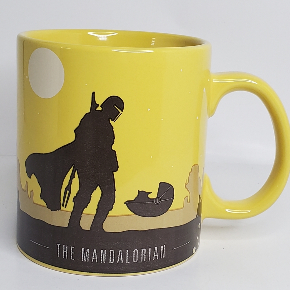 Silver Buffalo: Yellow Ceramic Mandalorian Mug - 20 Oz.